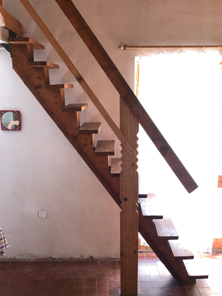 Cette image montre un escalier sans contremarche droit chalet avec des marches en bois et un garde-corps en bois.