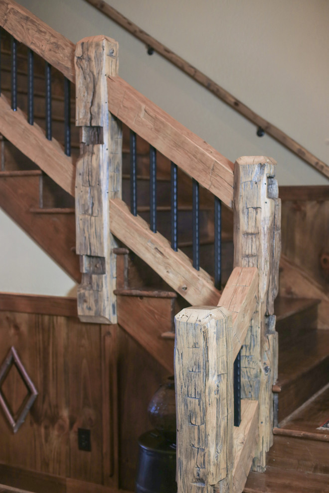 Rustik inredning av en stor rak trappa i trä, med sättsteg i trä