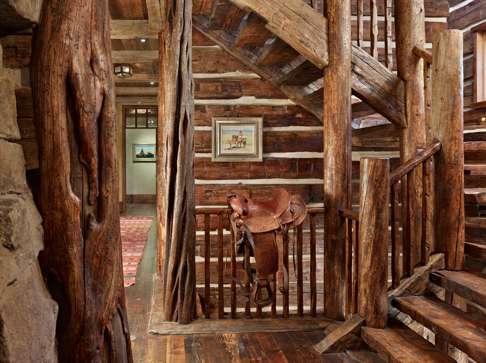 Diseño de escalera en L rural de tamaño medio con escalones de madera y contrahuellas de madera