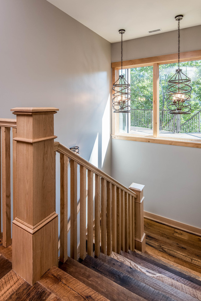 Свежая идея для дизайна: большая п-образная деревянная лестница в стиле рустика с деревянными ступенями и деревянными перилами - отличное фото интерьера
