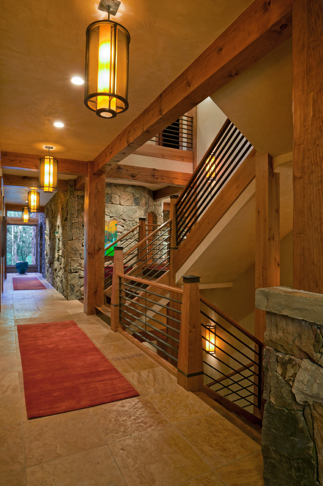 Источник вдохновения для домашнего уюта: огромная п-образная лестница в стиле рустика с деревянными ступенями и перилами из смешанных материалов
