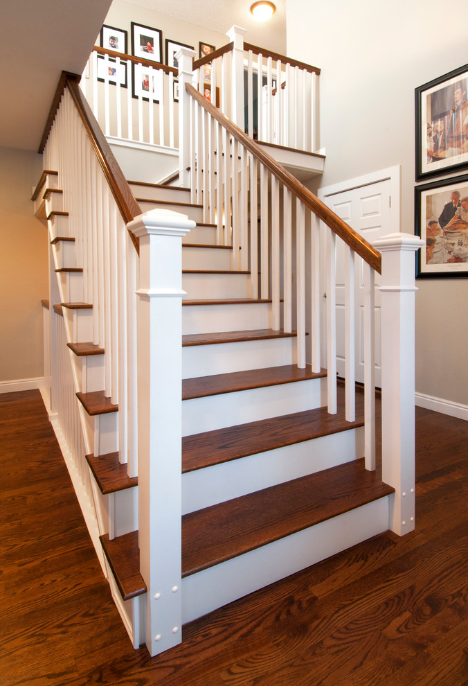 Ejemplo de escalera en L tradicional renovada de tamaño medio con escalones de madera y contrahuellas de madera