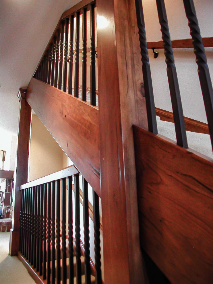 Diseño de escalera recta rústica con escalones enmoquetados, contrahuellas enmoquetadas y barandilla de metal