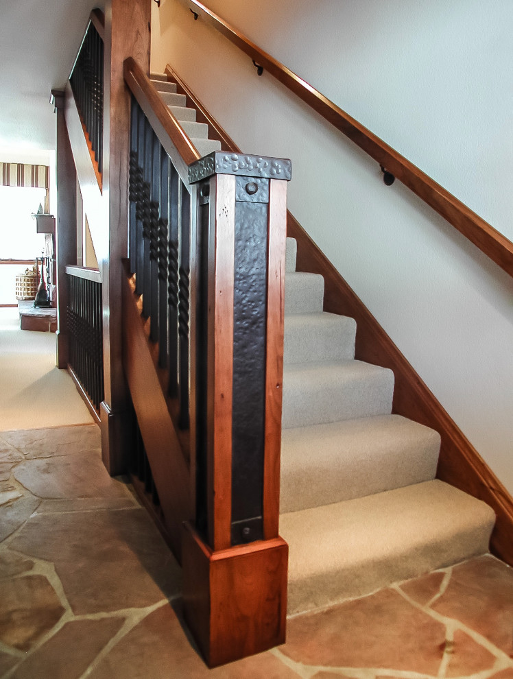 Пример оригинального дизайна: прямая лестница в стиле рустика с ступенями с ковровым покрытием, ковровыми подступенками и металлическими перилами