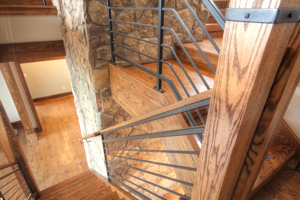На фото: большая п-образная лестница в современном стиле с деревянными ступенями