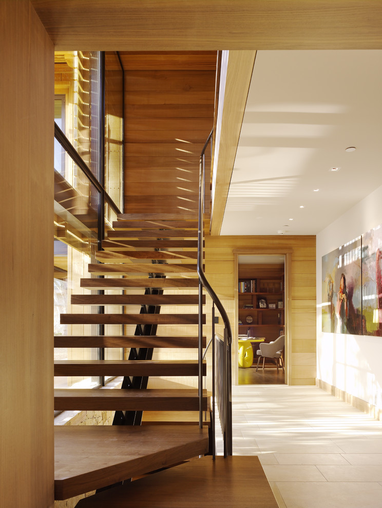 Diseño de escalera suspendida de estilo de casa de campo sin contrahuella con escalones de madera