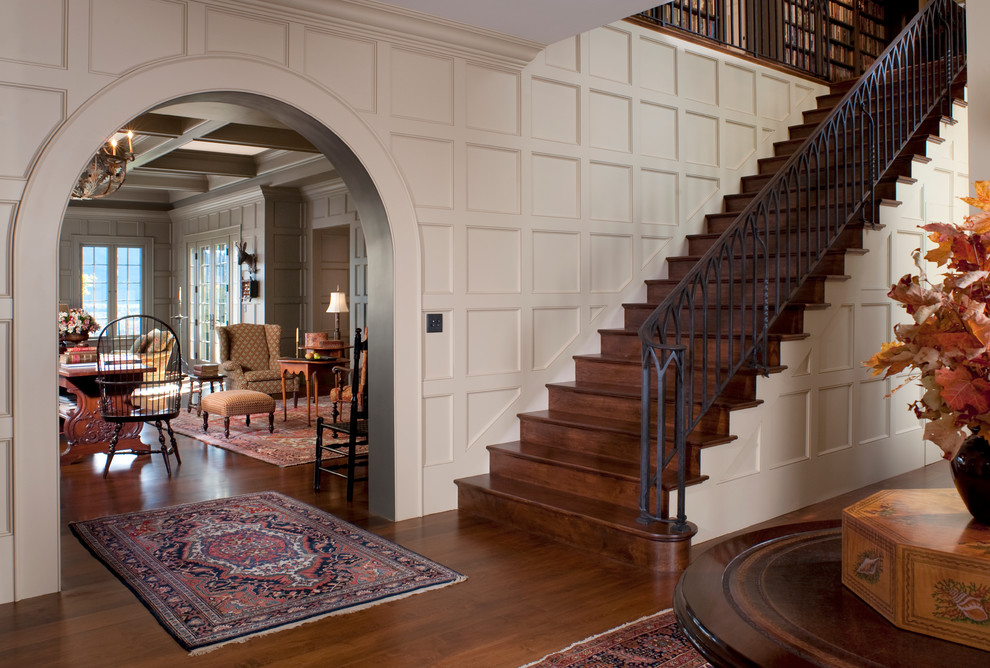 Imagen de escalera recta clásica extra grande con escalones de madera y contrahuellas de madera