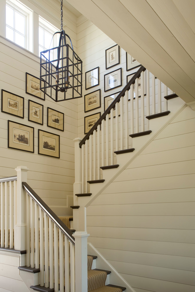 ローリーにある高級な広いトラディショナルスタイルのおしゃれな折り返し階段 (カーペット張りの蹴込み板) の写真