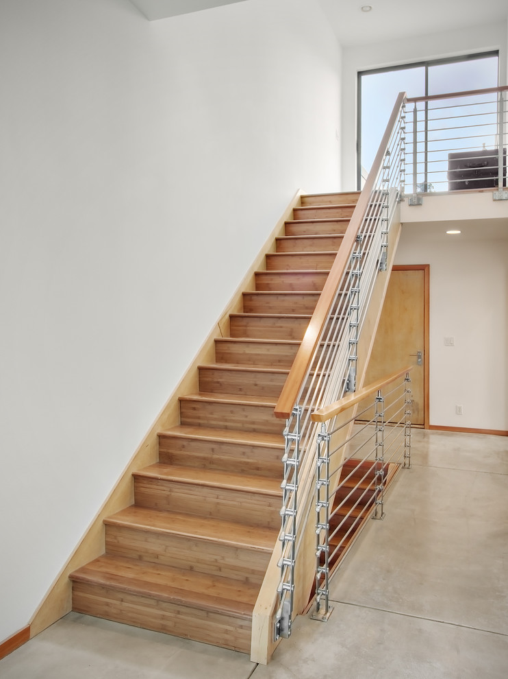 На фото: прямая деревянная лестница в современном стиле с деревянными ступенями с