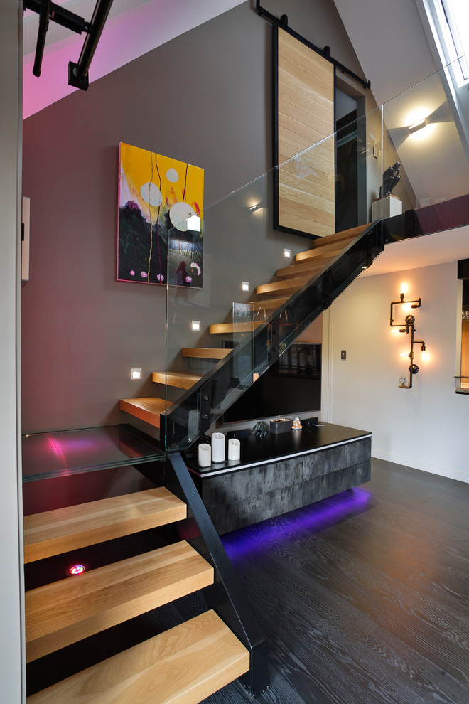 Ejemplo de escalera en L urbana de tamaño medio sin contrahuella con escalones de madera