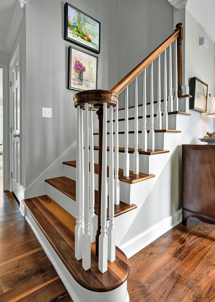 Exemple d'un petit escalier peint droit tendance avec des marches en bois.