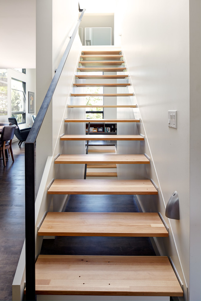 Cette photo montre un escalier sans contremarche droit tendance de taille moyenne avec des marches en bois.