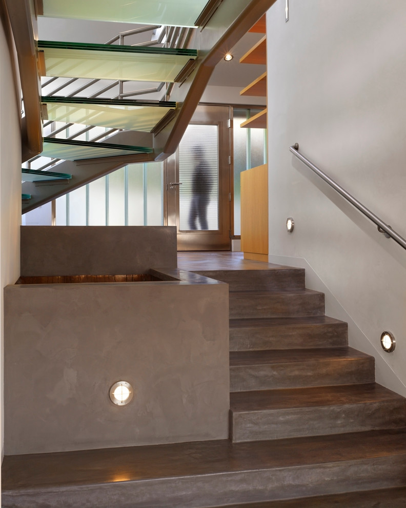 Réalisation d'un escalier design en béton avec des contremarches en béton et palier.
