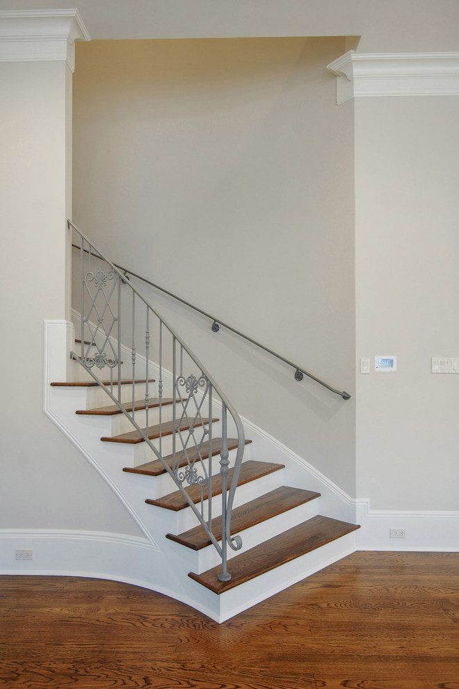 Diseño de escalera curva clásica de tamaño medio con escalones de madera y contrahuellas de madera