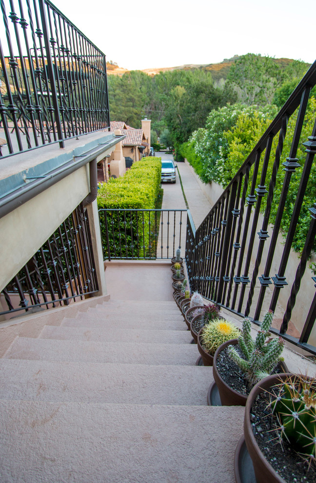 Idées déco pour un escalier sud-ouest américain en L et béton de taille moyenne avec des contremarches en béton.