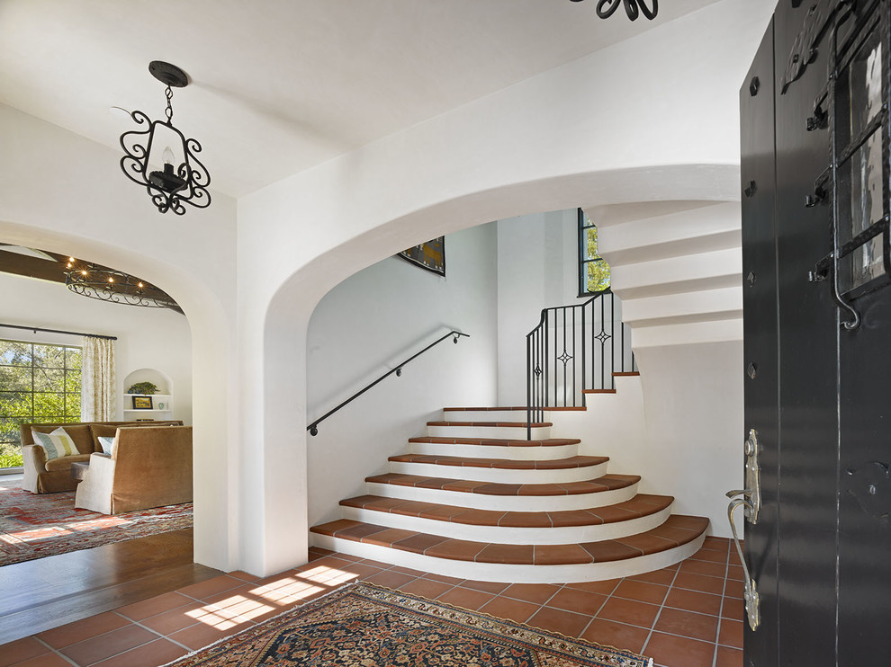 Источник вдохновения для домашнего уюта: п-образная лестница в средиземноморском стиле с ступенями из терракотовой плитки и металлическими перилами