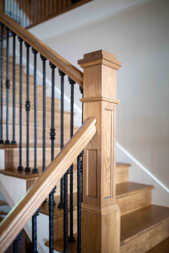 Exemple d'un grand escalier en L avec des marches en bois, des contremarches en bois et un garde-corps en matériaux mixtes.