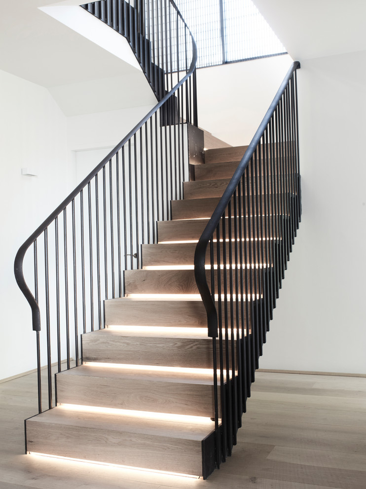 Ejemplo de escalera en U minimalista con escalones de madera y contrahuellas de madera