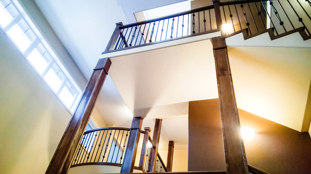 Ejemplo de escalera recta moderna extra grande con escalones de madera y contrahuellas de madera