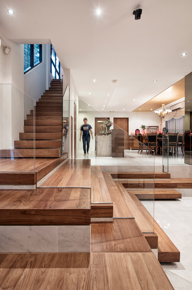 Geräumige Moderne Holztreppe in L-Form mit offenen Setzstufen in Singapur