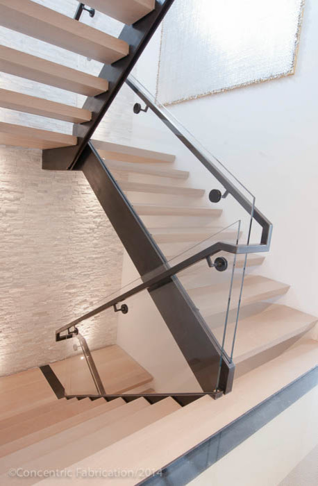 Cette image montre un grand escalier minimaliste en U avec des marches en bois.