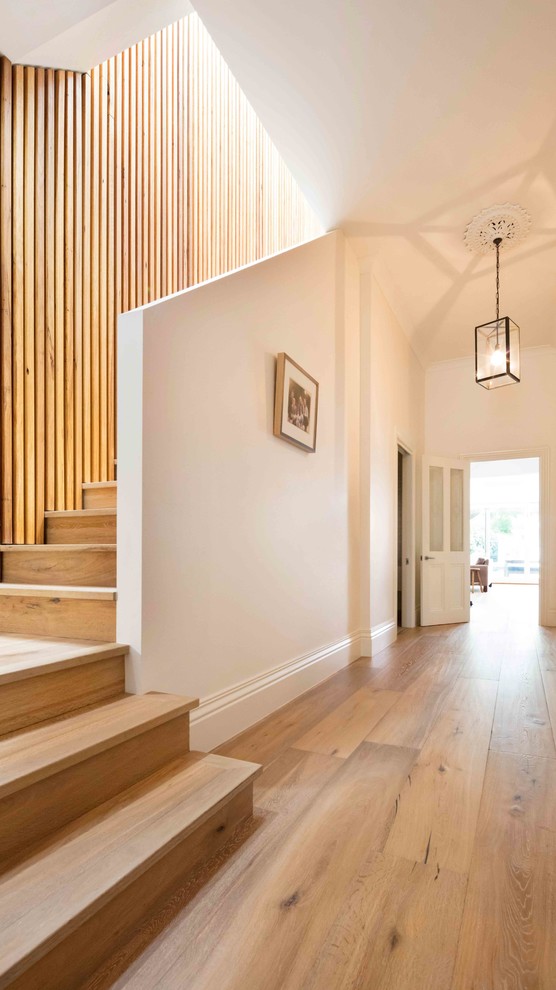 Идея дизайна: большая угловая деревянная лестница в современном стиле с деревянными ступенями