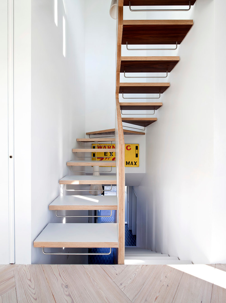 Пример оригинального дизайна: маленькая изогнутая лестница в современном стиле для на участке и в саду