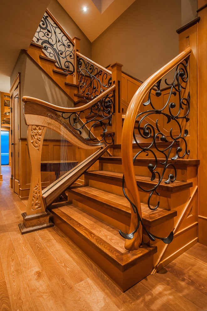 Diseño de escalera en U clásica con escalones de madera y contrahuellas de madera