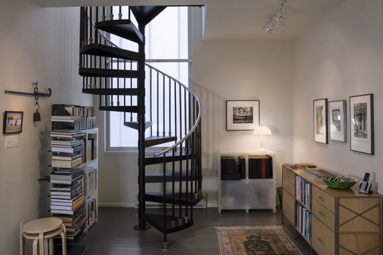 Стильный дизайн: маленькая винтовая лестница в стиле модернизм с металлическими ступенями и металлическими перилами без подступенок для на участке и в саду - последний тренд