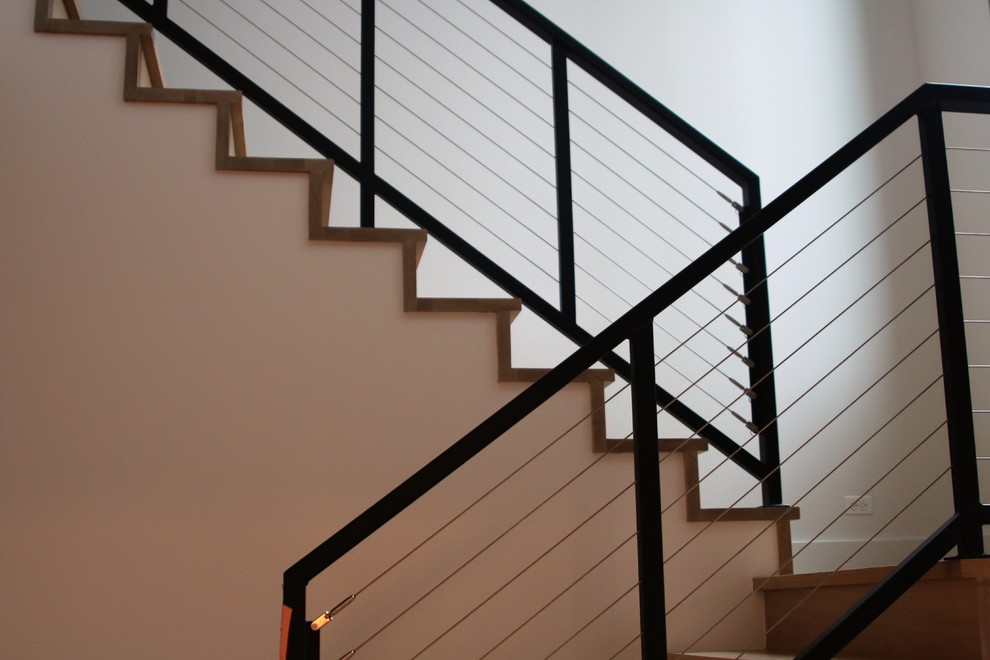 Свежая идея для дизайна: п-образная деревянная лестница в современном стиле с деревянными ступенями и перилами из тросов - отличное фото интерьера