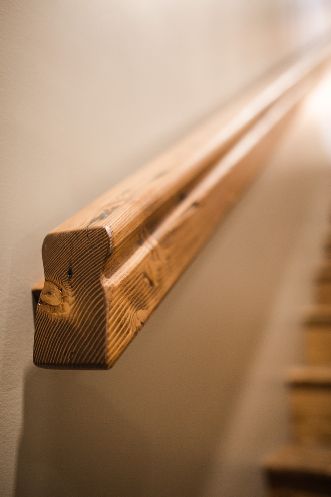 Cette photo montre un escalier craftsman avec un garde-corps en bois.