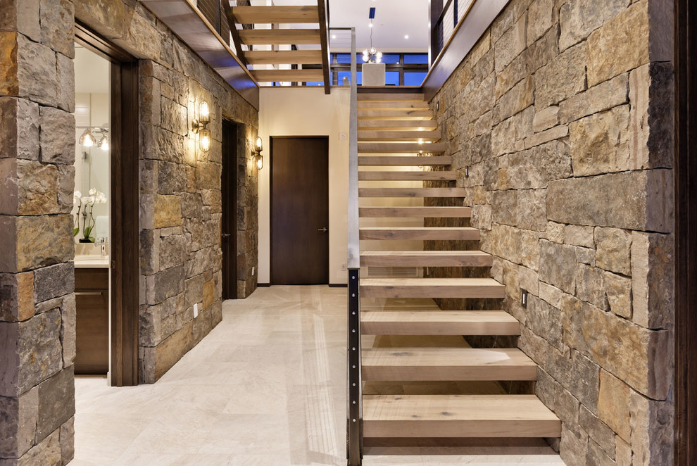 Идея дизайна: лестница среднего размера, на больцах в современном стиле с деревянными ступенями и металлическими перилами без подступенок