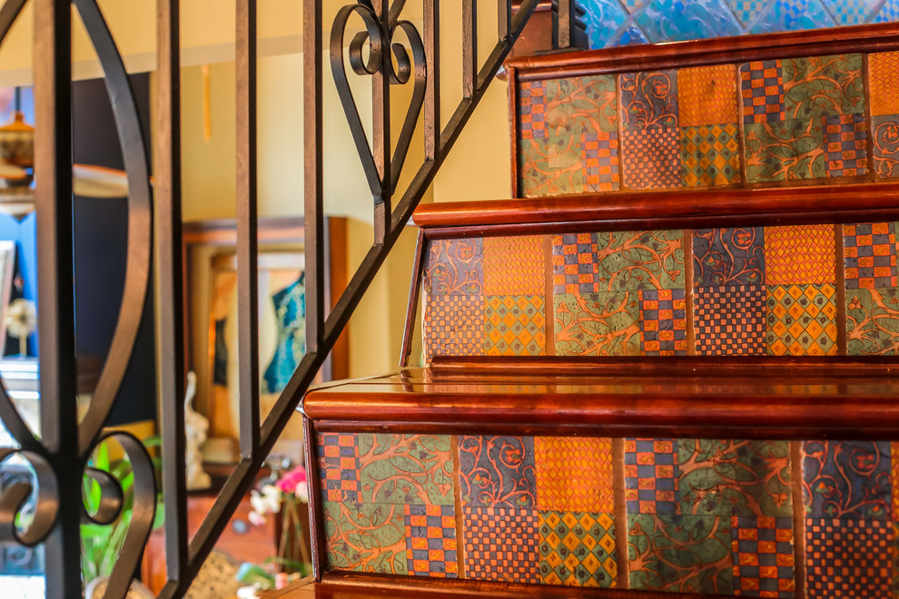 Ejemplo de escalera recta bohemia de tamaño medio con escalones de madera y contrahuellas con baldosas y/o azulejos