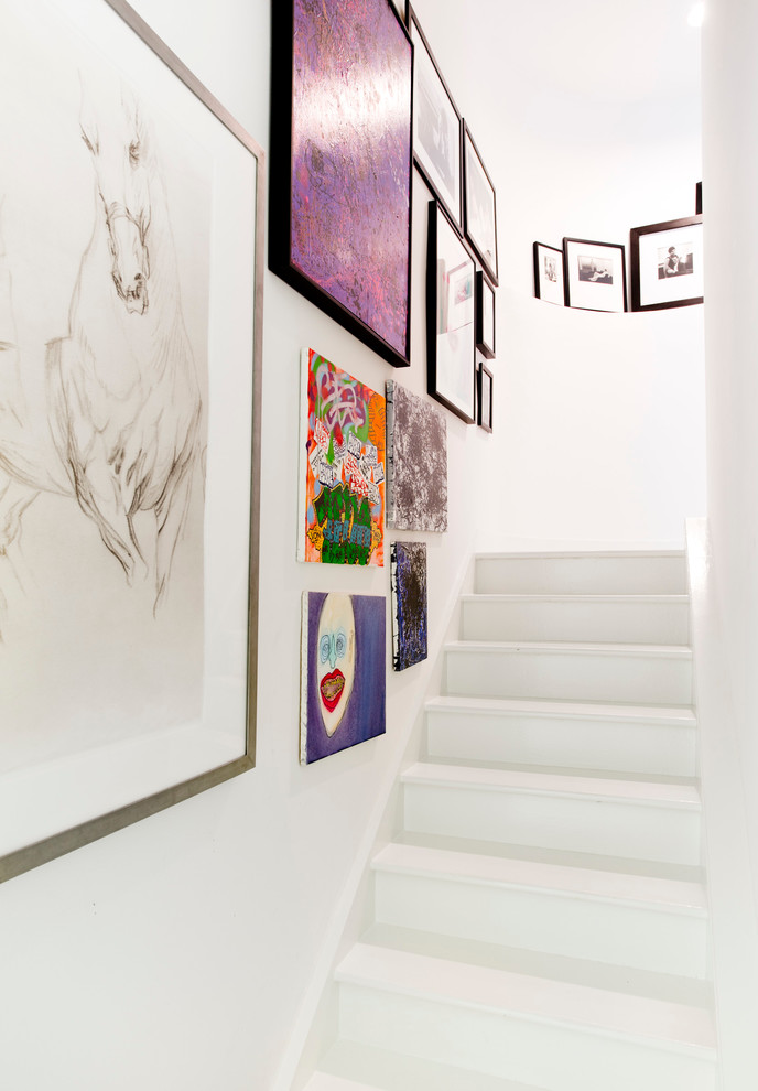 Cette photo montre un escalier peint moderne avec des marches en bois peint.