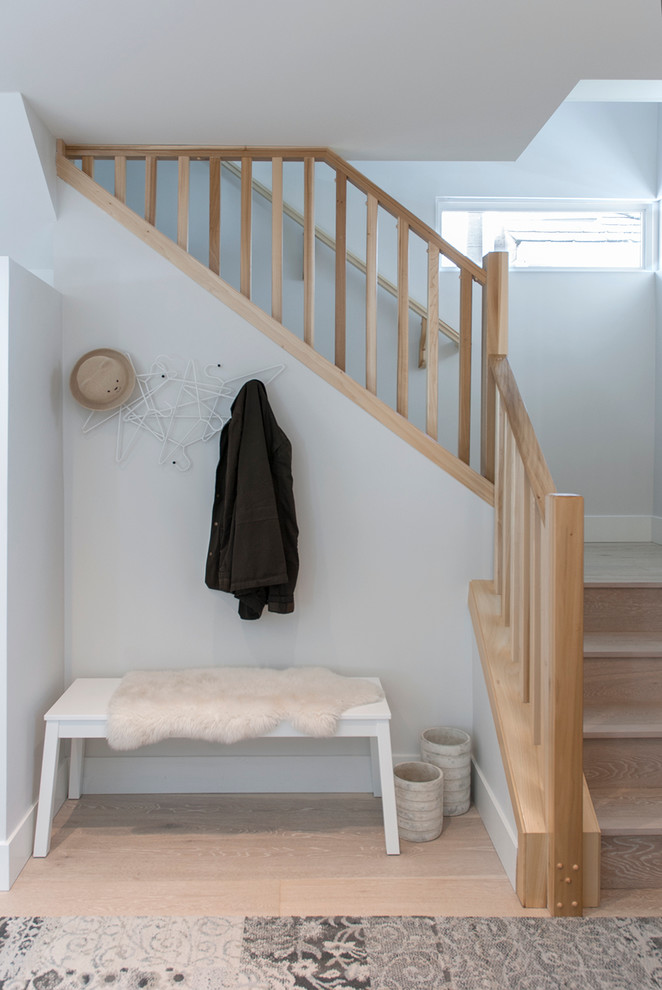 Ejemplo de escalera en L contemporánea con escalones de madera, contrahuellas de madera y barandilla de madera