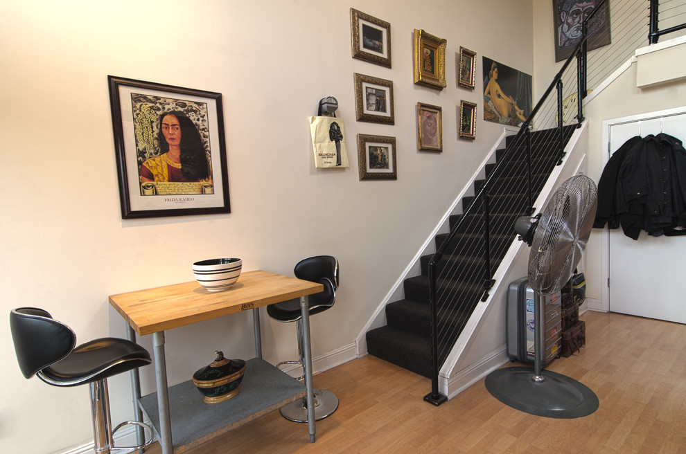 Пример оригинального дизайна: лестница в стиле лофт с ступенями с ковровым покрытием и ковровыми подступенками