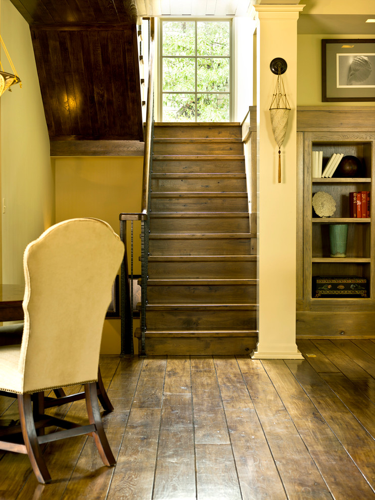 Стильный дизайн: п-образная деревянная лестница в классическом стиле с деревянными ступенями - последний тренд