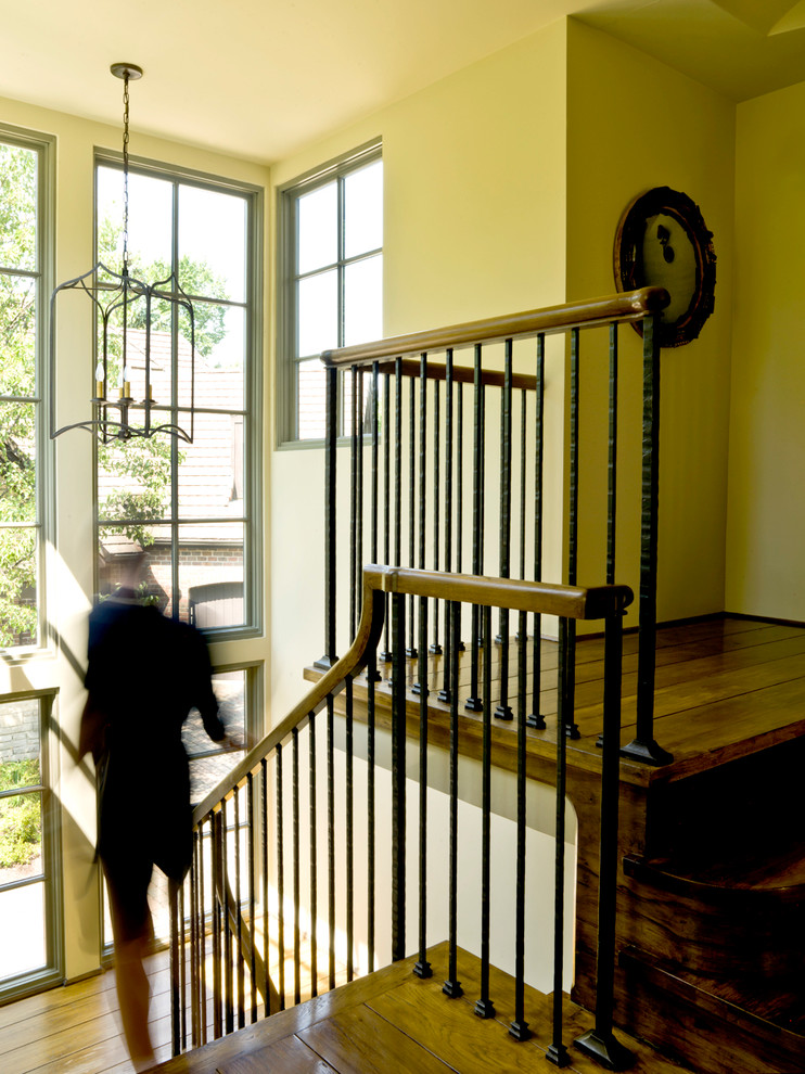 Imagen de escalera clásica con escalones de madera y barandilla de madera