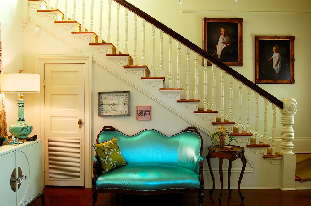 ニューヨークにあるヴィクトリアン調のおしゃれな階段の写真