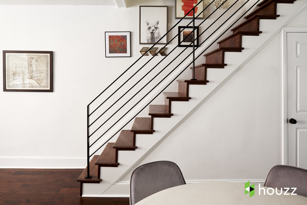 Стильный дизайн: деревянная лестница в стиле неоклассика (современная классика) с деревянными ступенями и металлическими перилами - последний тренд