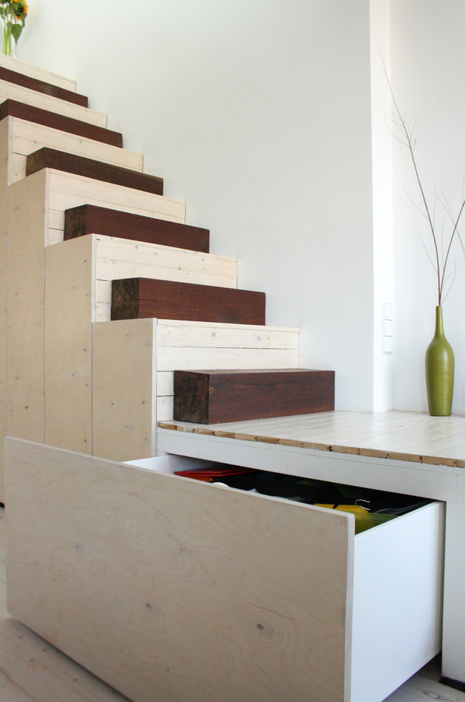 Cette image montre un escalier design avec rangements.