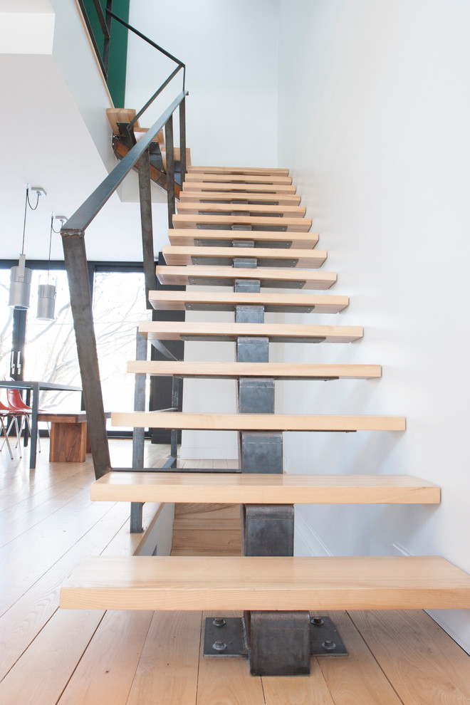 Inspiration for a modern staircase in Montreal.
