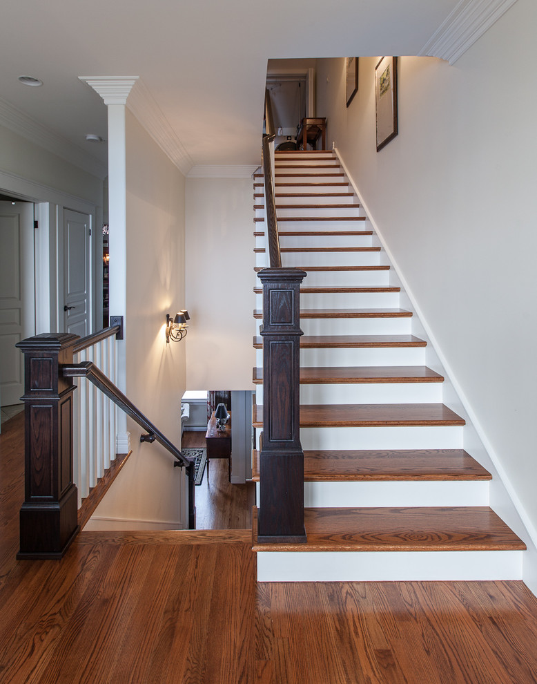 Идея дизайна: лестница в классическом стиле с деревянными ступенями, крашенными деревянными подступенками и деревянными перилами