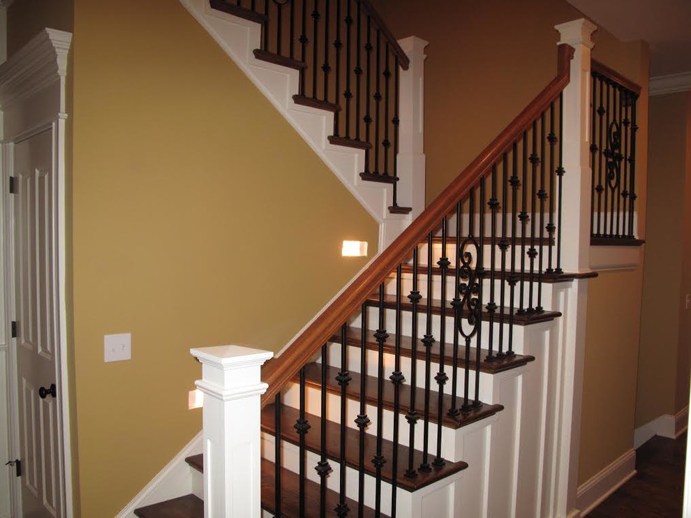 Exemple d'un escalier peint chic en L de taille moyenne avec des marches en bois peint.