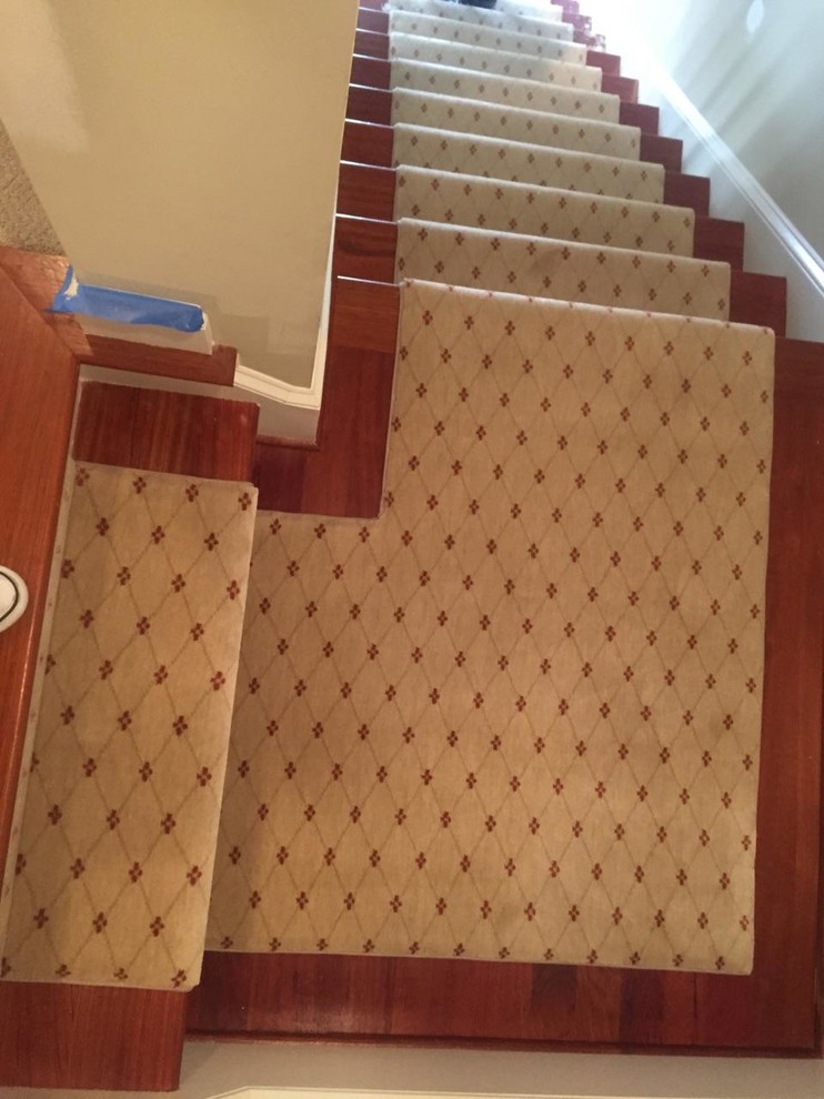 ローリーにあるお手頃価格の中くらいなトラディショナルスタイルのおしゃれなかね折れ階段 (フローリングの蹴込み板) の写真