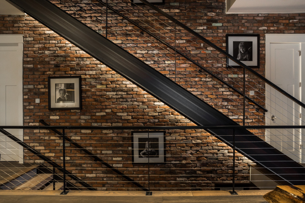 На фото: прямая лестница в стиле кантри с деревянными ступенями и перилами из тросов без подступенок