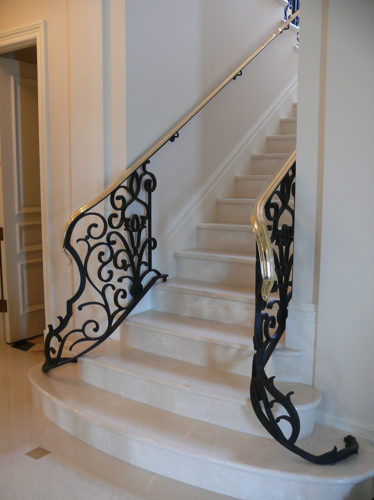 На фото: п-образная лестница среднего размера в средиземноморском стиле с металлическими перилами, мраморными ступенями и подступенками из мрамора с