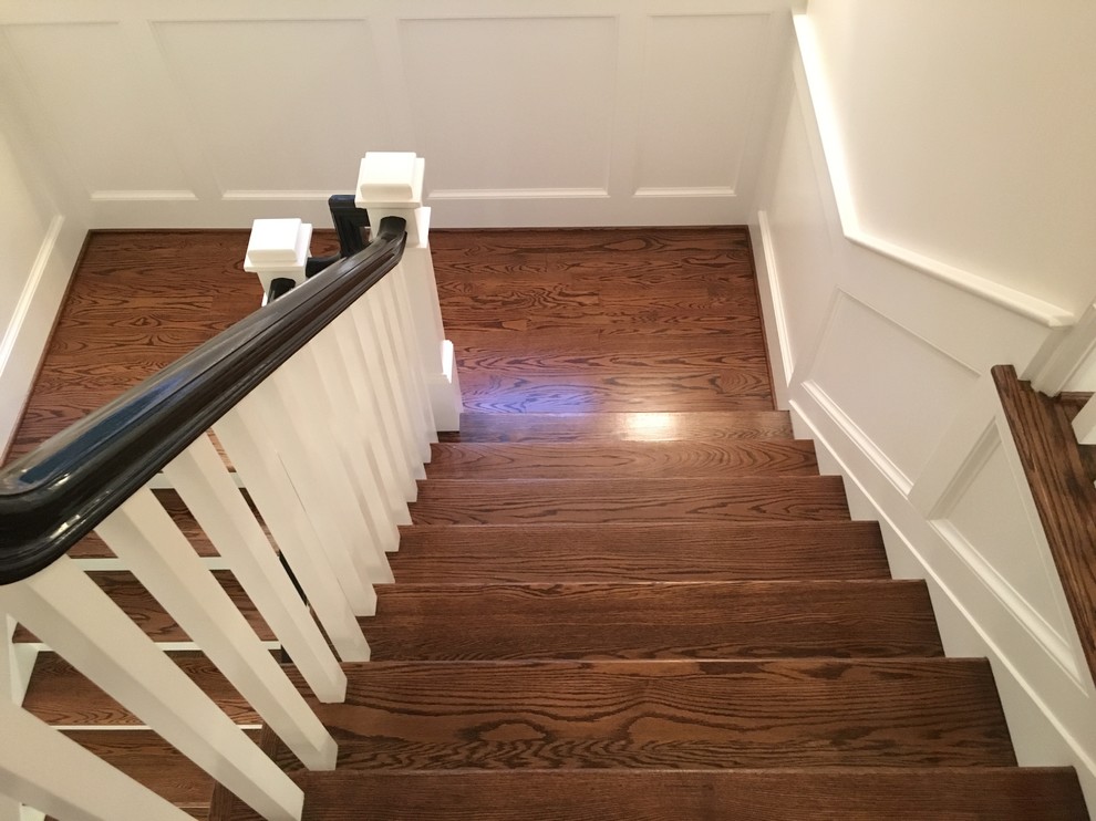 ワシントンD.C.にあるラグジュアリーな小さなトラディショナルスタイルのおしゃれな折り返し階段 (フローリングの蹴込み板、木材の手すり) の写真