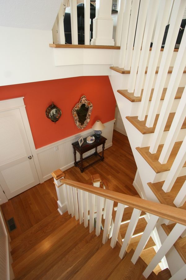 Diseño de escalera en U tradicional de tamaño medio con escalones de madera y contrahuellas de madera pintada