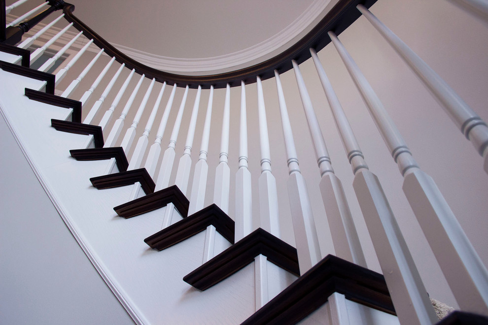 На фото: лестница в стиле неоклассика (современная классика) с